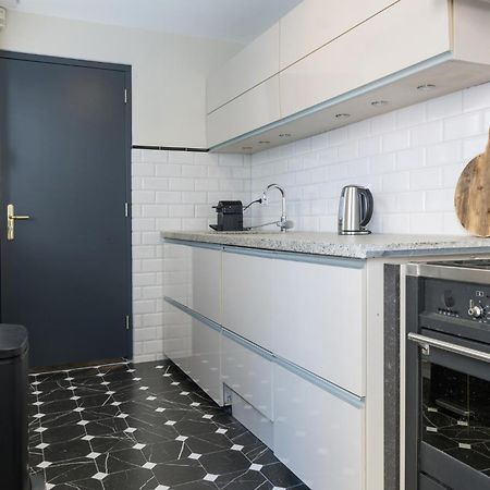 Petite Room With Wifi, Ac, And Shared Kitchen ティルブルグ エクステリア 写真