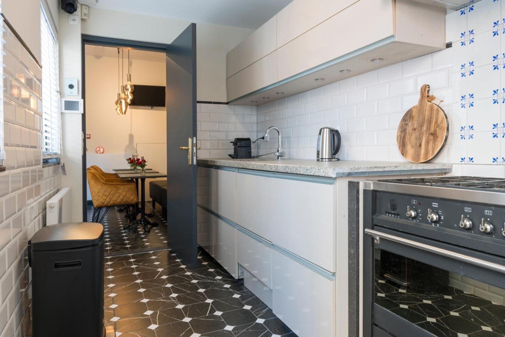Petite Room With Wifi, Ac, And Shared Kitchen ティルブルグ エクステリア 写真