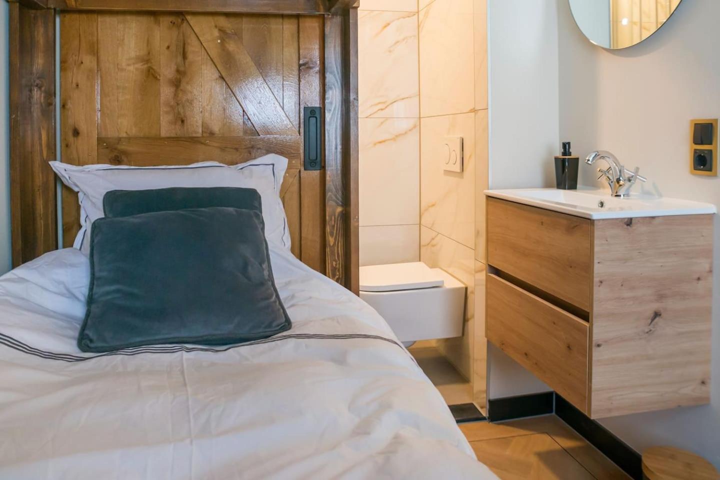 Petite Room With Wifi, Ac, And Shared Kitchen ティルブルグ エクステリア 写真