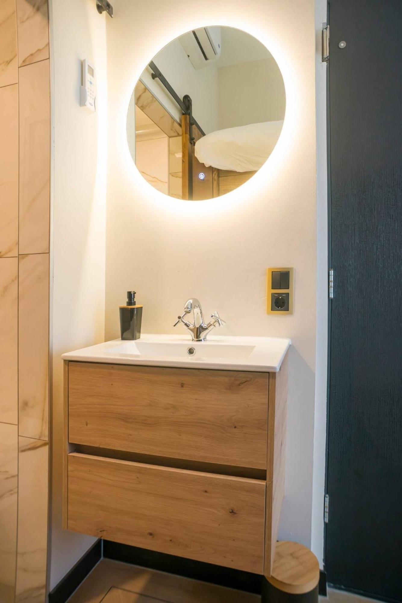 Petite Room With Wifi, Ac, And Shared Kitchen ティルブルグ エクステリア 写真
