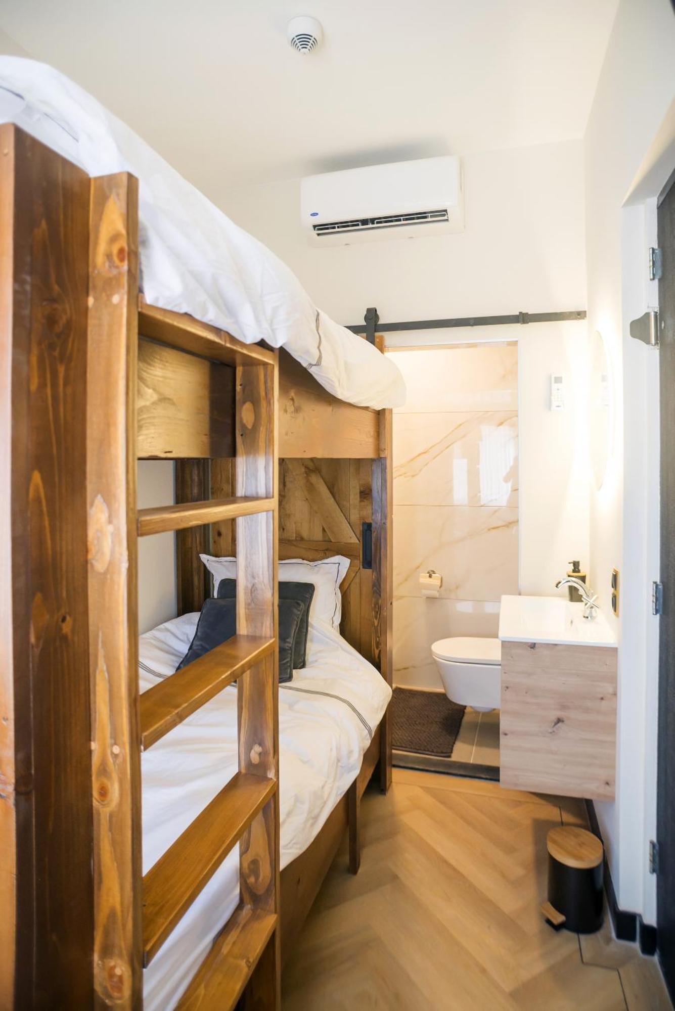 Petite Room With Wifi, Ac, And Shared Kitchen ティルブルグ エクステリア 写真