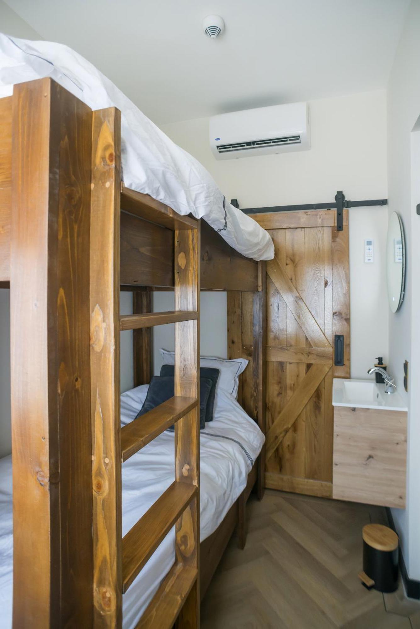 Petite Room With Wifi, Ac, And Shared Kitchen ティルブルグ エクステリア 写真