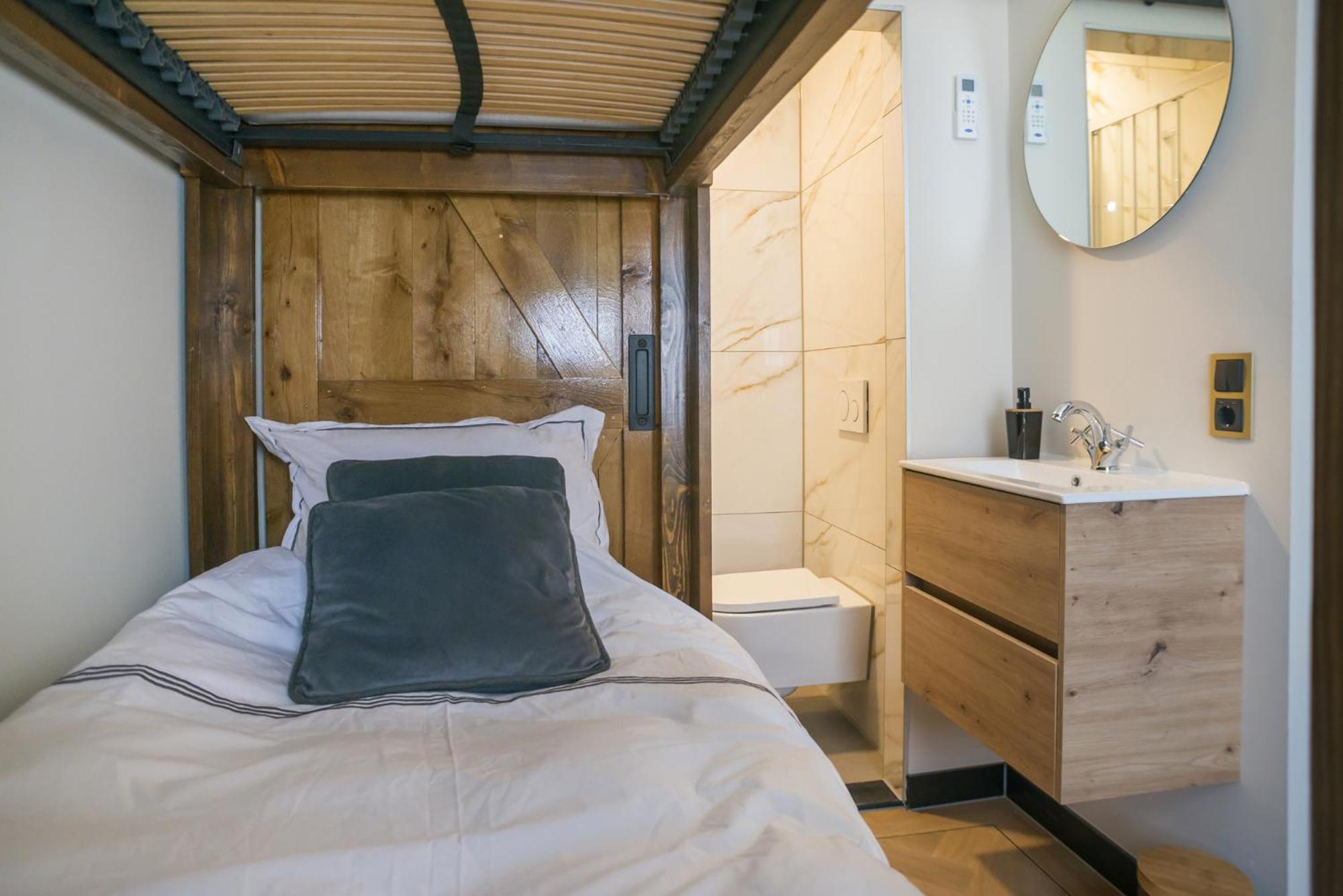 Petite Room With Wifi, Ac, And Shared Kitchen ティルブルグ エクステリア 写真