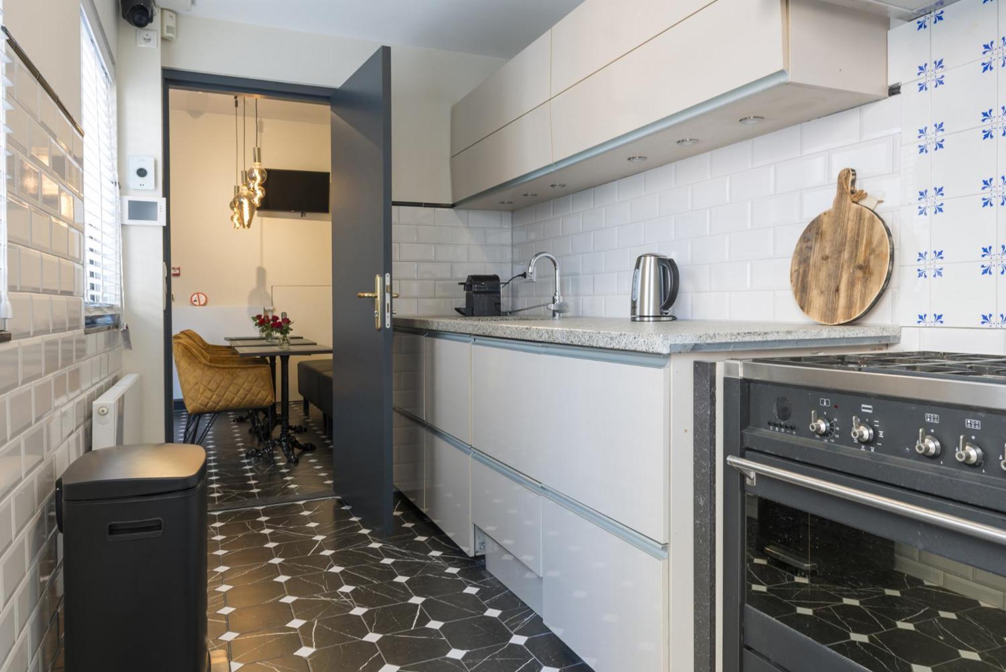 Petite Room With Wifi, Ac, And Shared Kitchen ティルブルグ エクステリア 写真