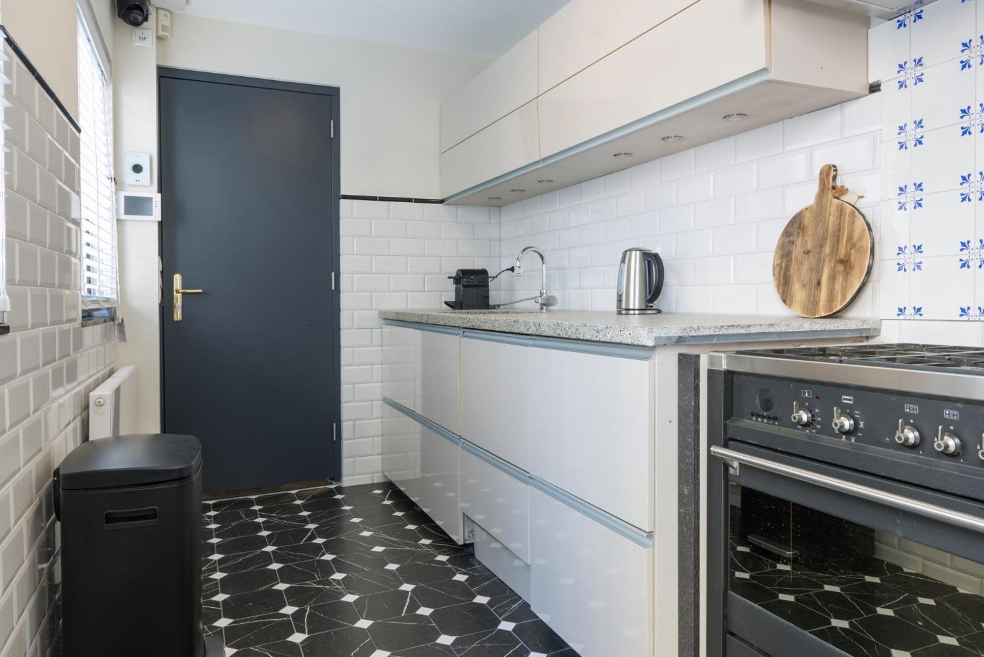 Petite Room With Wifi, Ac, And Shared Kitchen ティルブルグ エクステリア 写真