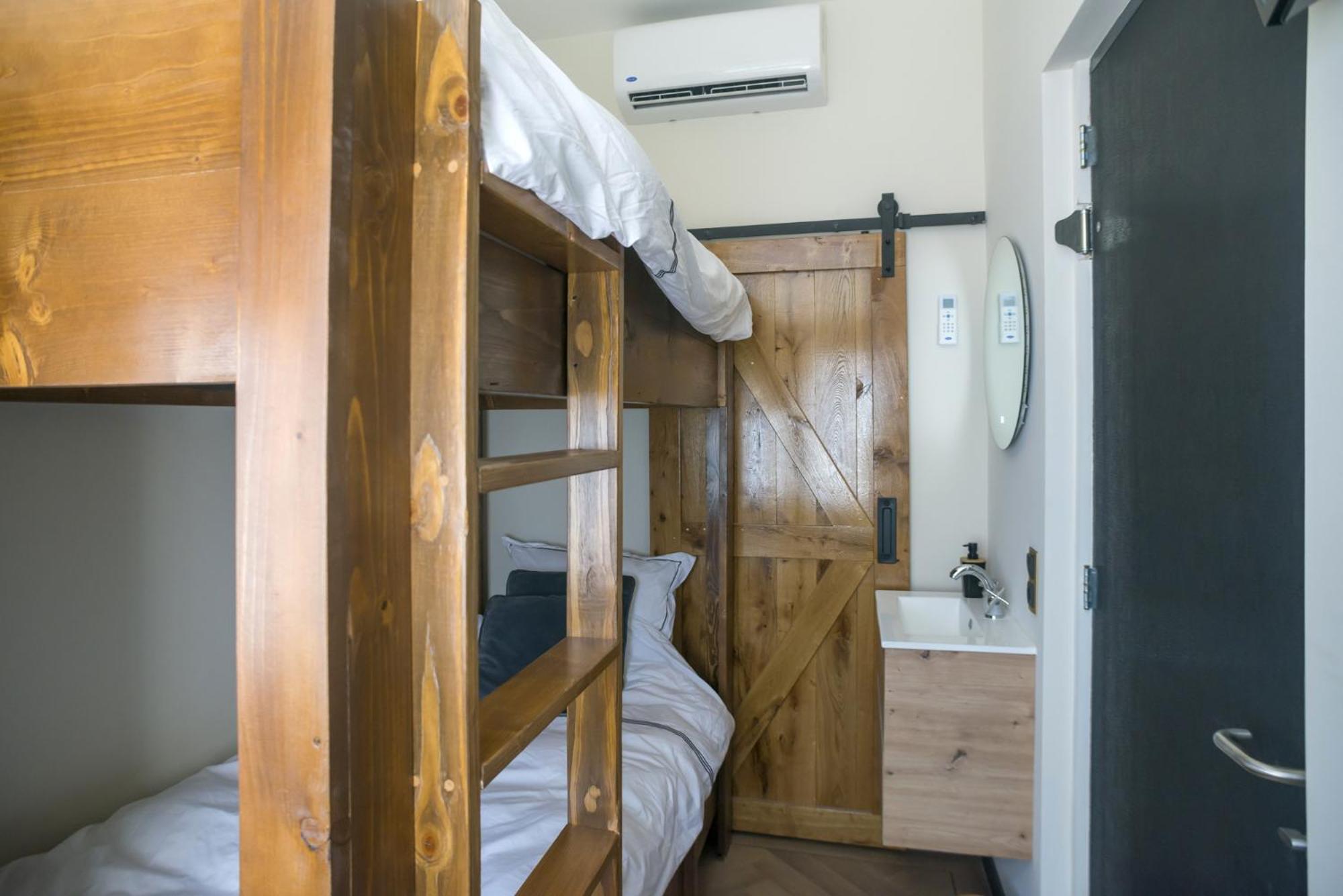 Petite Room With Wifi, Ac, And Shared Kitchen ティルブルグ エクステリア 写真